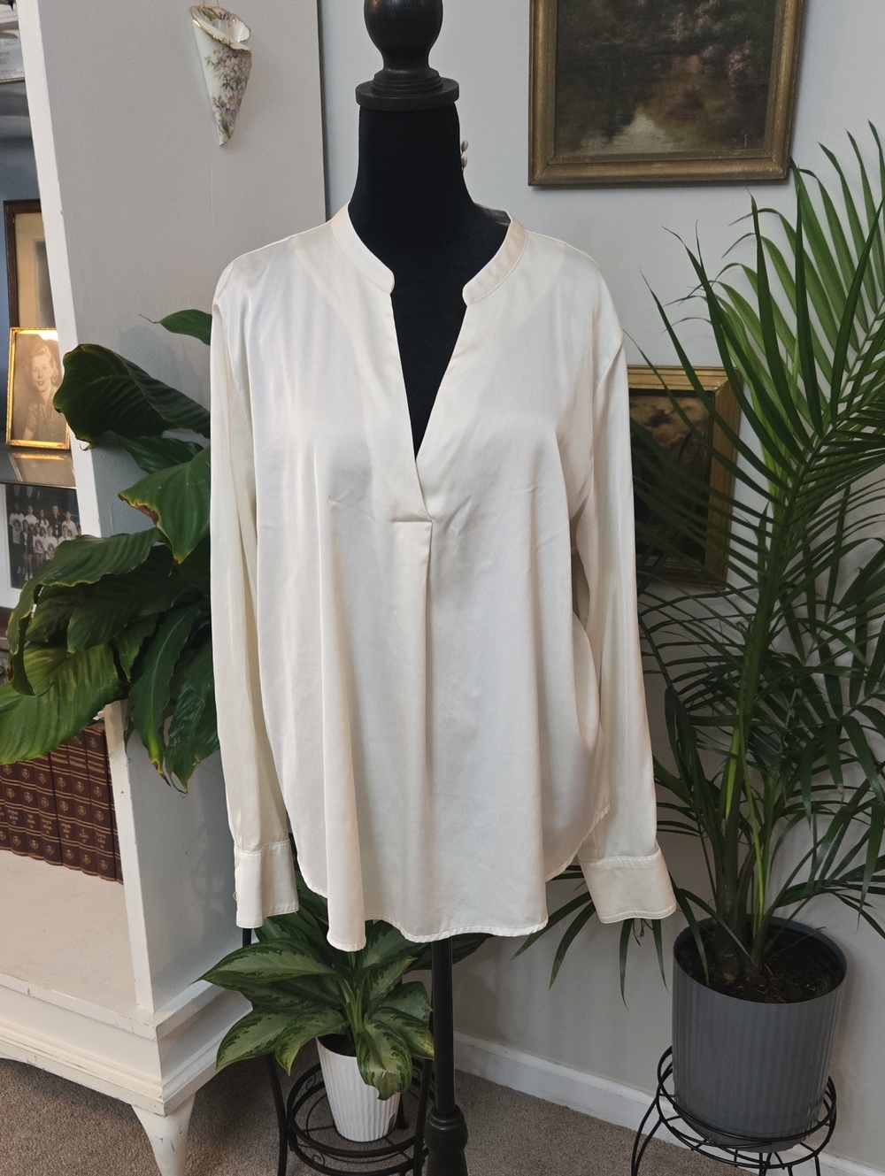 Banana Republic Cream Split V-Neck Long Sleeve Blouse